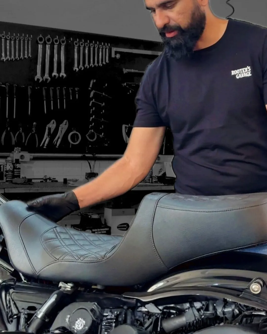 Banco de couro para Harley Davidson sendo instalado na Rooter's Garage