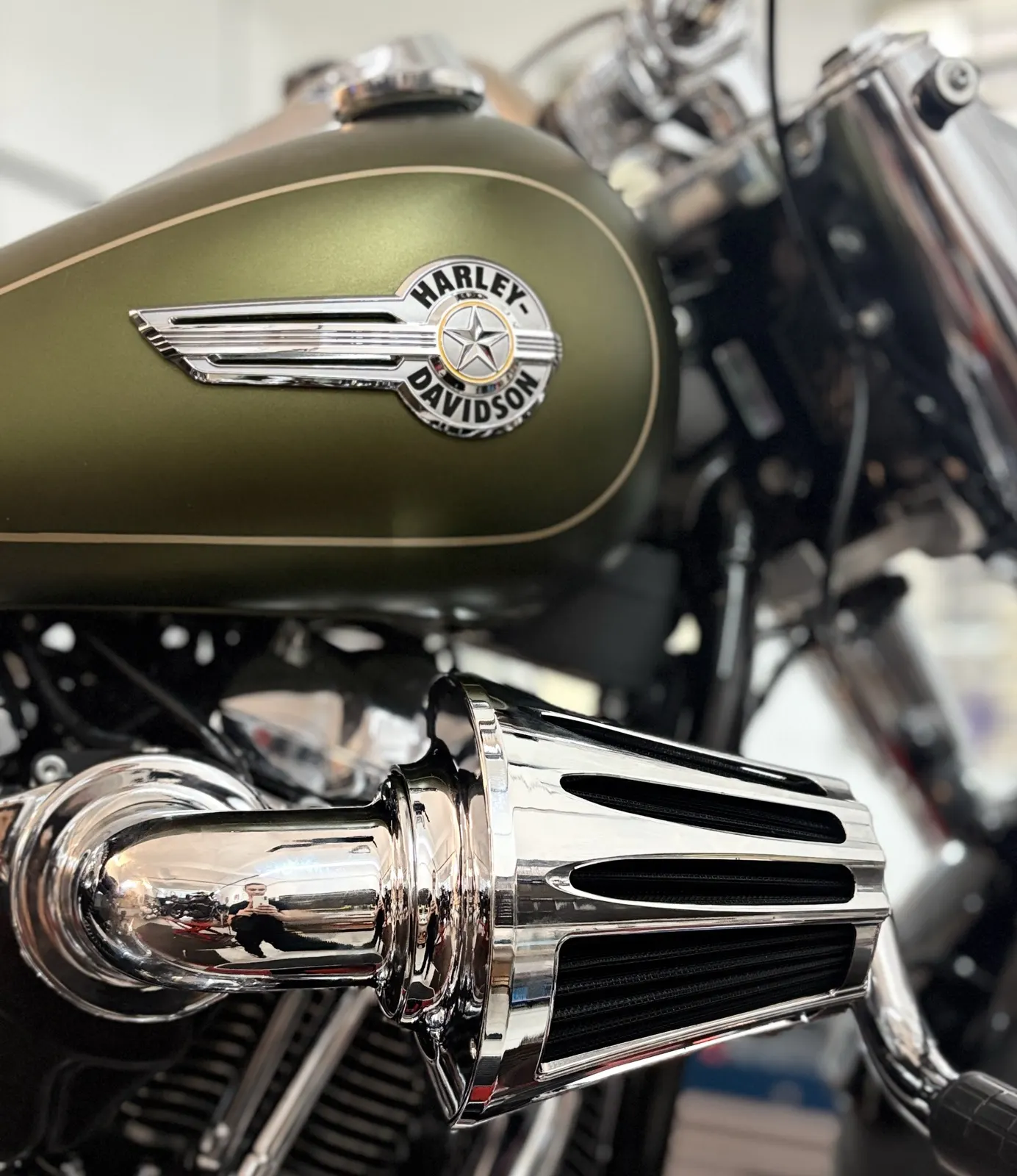 Filtro de ar cromado em Harley Davidson na Rooter's Garage