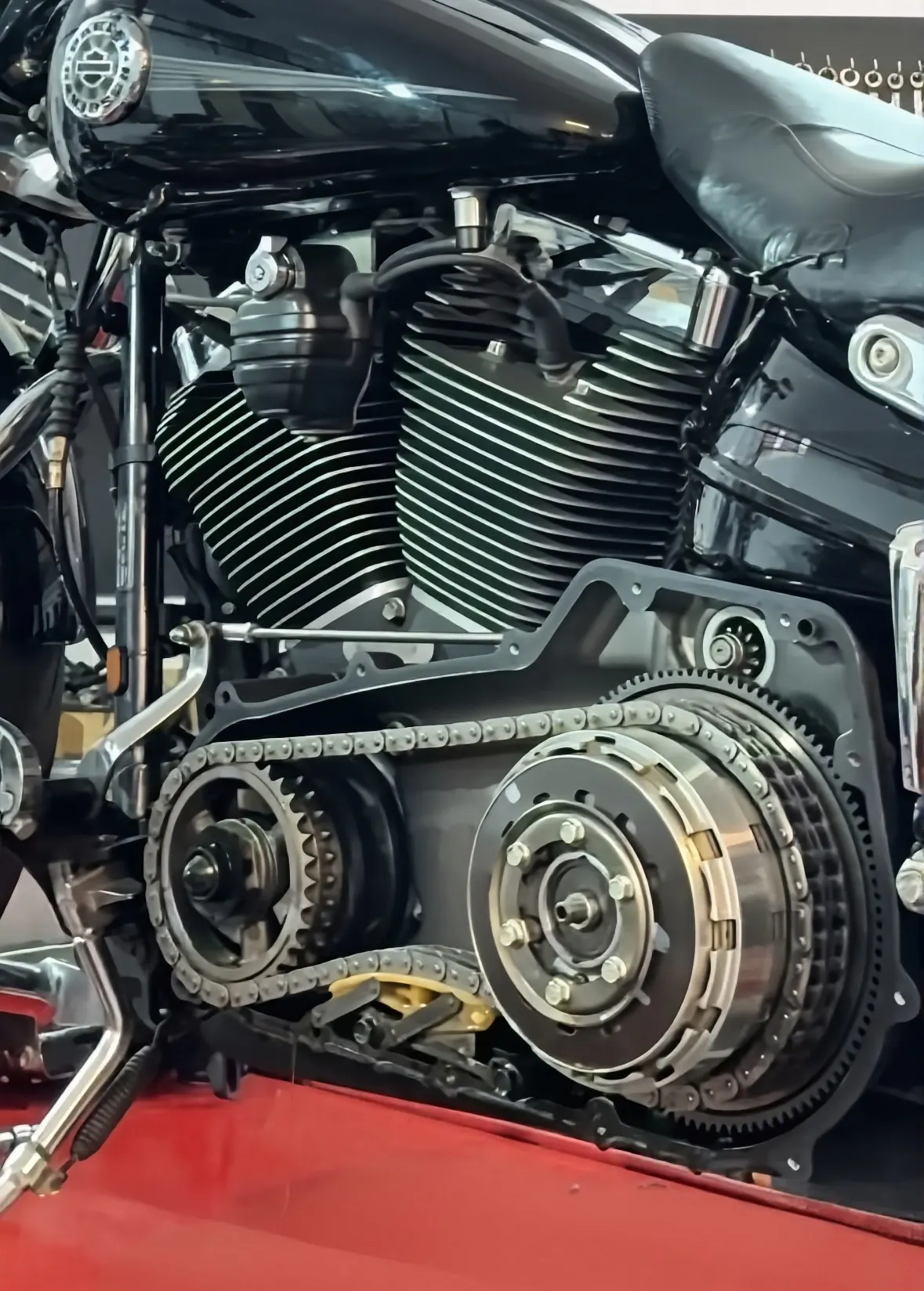 Kit de embreagem aberto em motor Harley Davidson na Rooter's Garage
