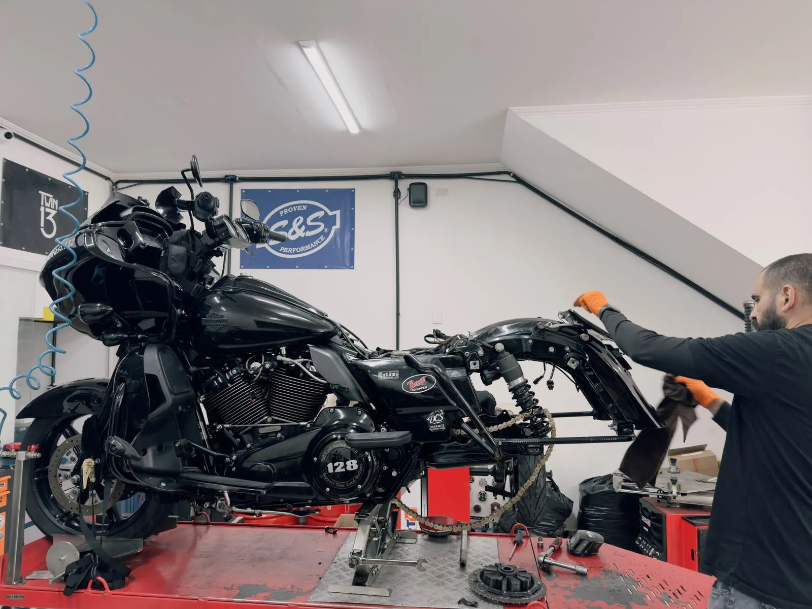 Mecânico inspecionando componentes de Harley-Davidson na oficina