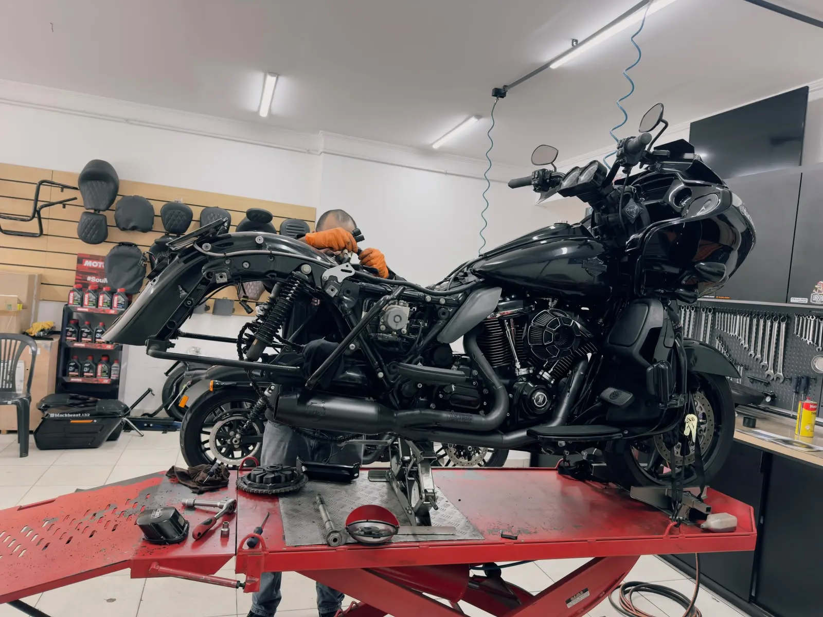 Mecânico realizando revisão de Harley-Davidson na oficina Rooter's Garage